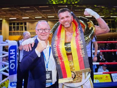 Jürgen Doberstein mit seinem Manager nach dem WM-Titelgewinn